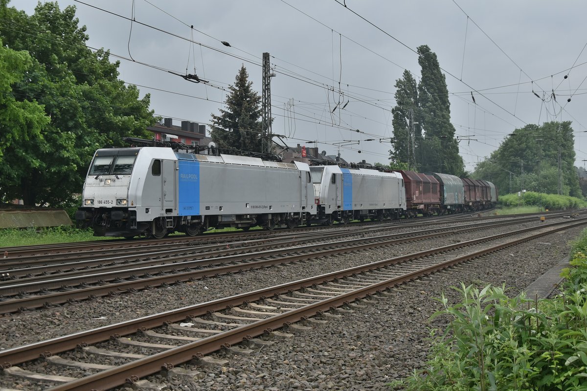 Im Regen kommen die für LINEAS fahrenden Railpool-Loks 186 455-2 und die kalte 186 447-9 mit einem langen Güterzugmischer aus Odenkirchen in den Rheydter Hbf gefahren.
Sonntag 13.5.2018