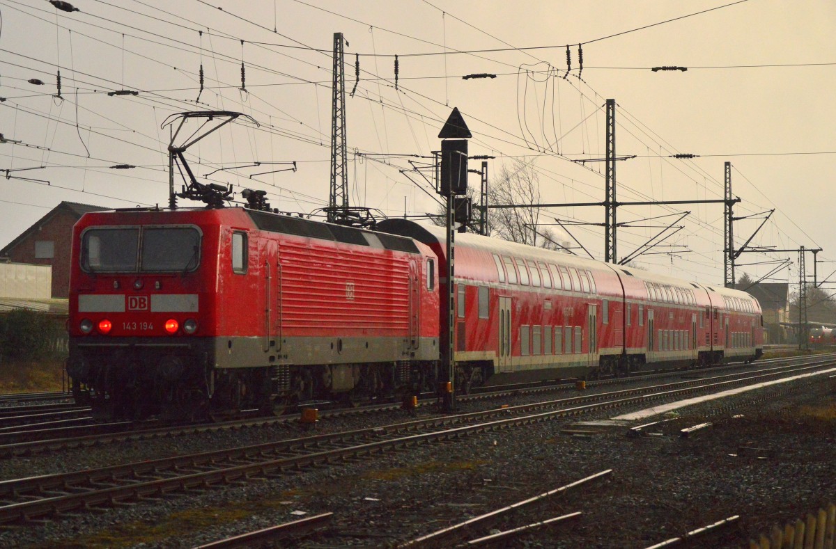 Im Regen kommt die 143 194 mit einem RB27 nach Koblenz in Grevenbroich eingefahren.
2.3.2016
