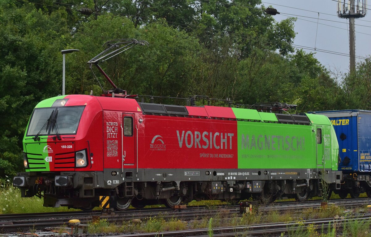 Im Regen konnte ich am 24.6.2022 die noch neue Werbelok 193 228 VORSICHT MAGNETISCH! in Köln Gremberg aufnehmen. Hier kommt sie aus Richtung Troisdorf und fährt in Richtung Köln Kalk.

Köln 24.06.2022

