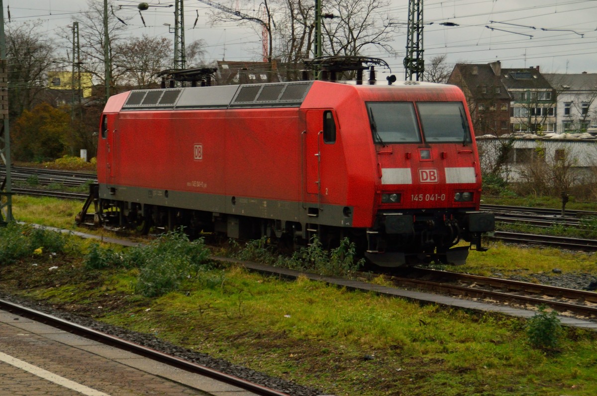 Im Regen steht hier die 145 041-0 im Neusser Hbf abgestellt bis zum nächsten Güterzug....20.12.2014