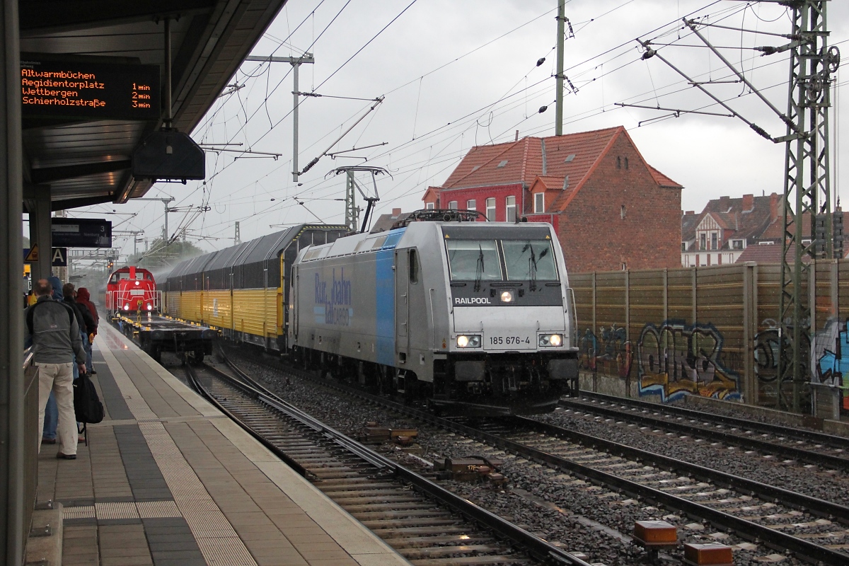 Im Regenschauer: 185 676-4 mit ARS-Autozug in Fahrtrichtung Seelze. Aufgenommen am 11.09.2013 in Hannover Linden-Fischerhof.