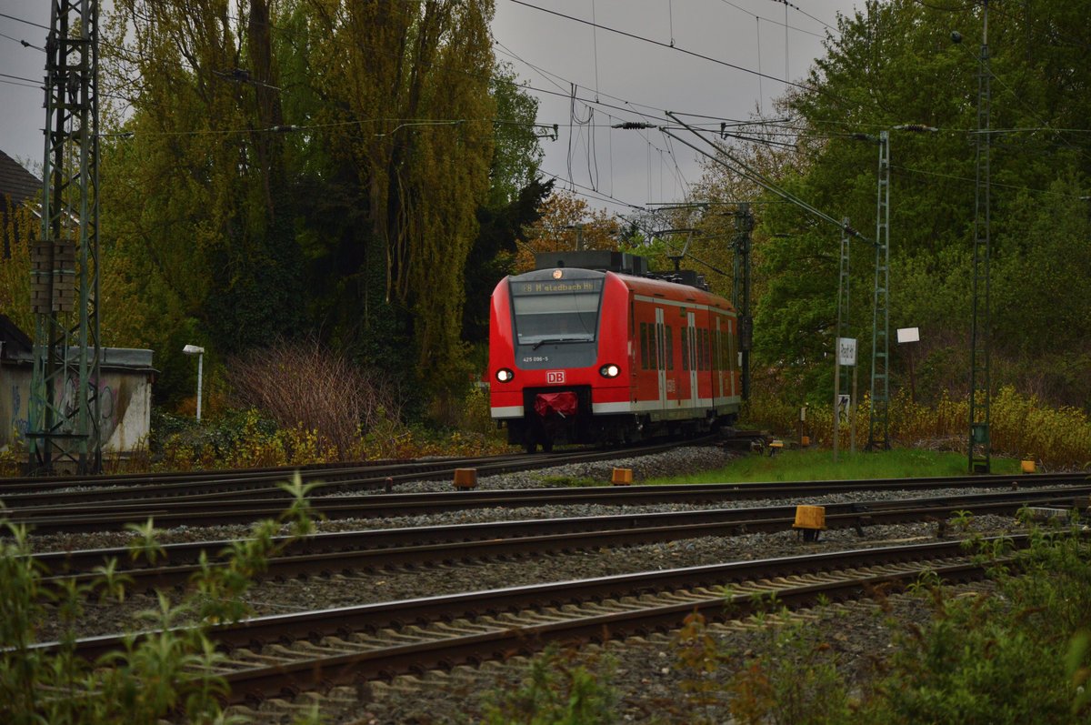 Im Regenschauer fährt hier ein RE8 Zug aus Koblenz in den Rheydter Hbf ein.
Ziel der Reise ist Mönchengladbach Hbf am Freitagabend den 29.4.2016