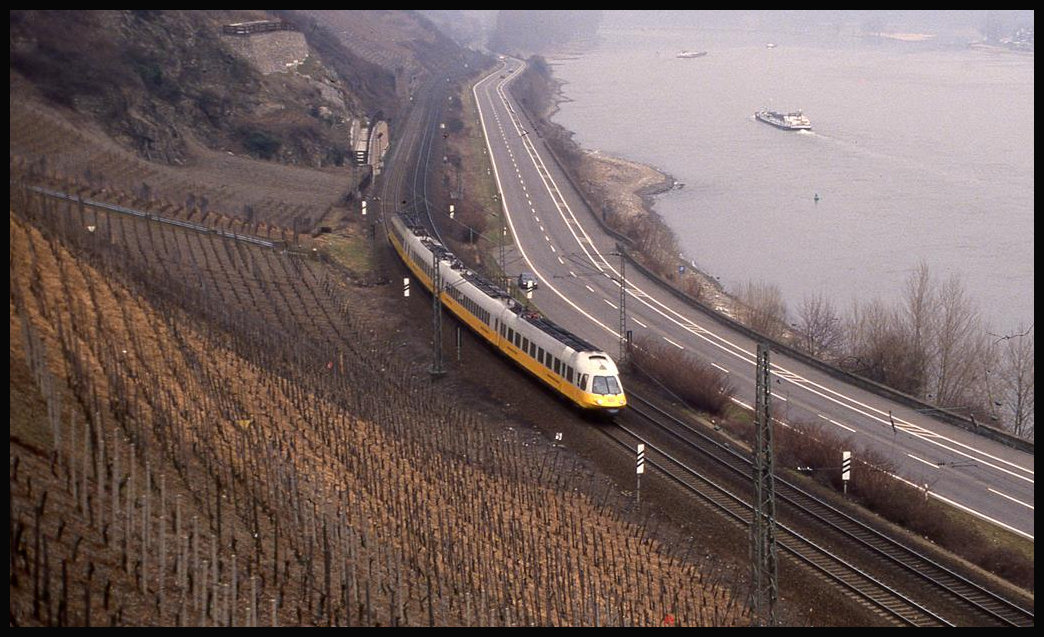 Im Rheintal bei Boppard  fliegt hier die Lufthansa ganz tief vorbei . - Flug LH 1003 ist hier am 10.3.1993 um 11.13 Uhr auf der Schiene in Richtung Frankfurt am Main unterwegs.