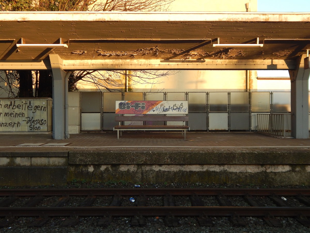 Im Rheydt Hbf stht eine alte Bank mit alter BIFI Werbung aus alten Zeiten. 

Rheydt 17.01.2015