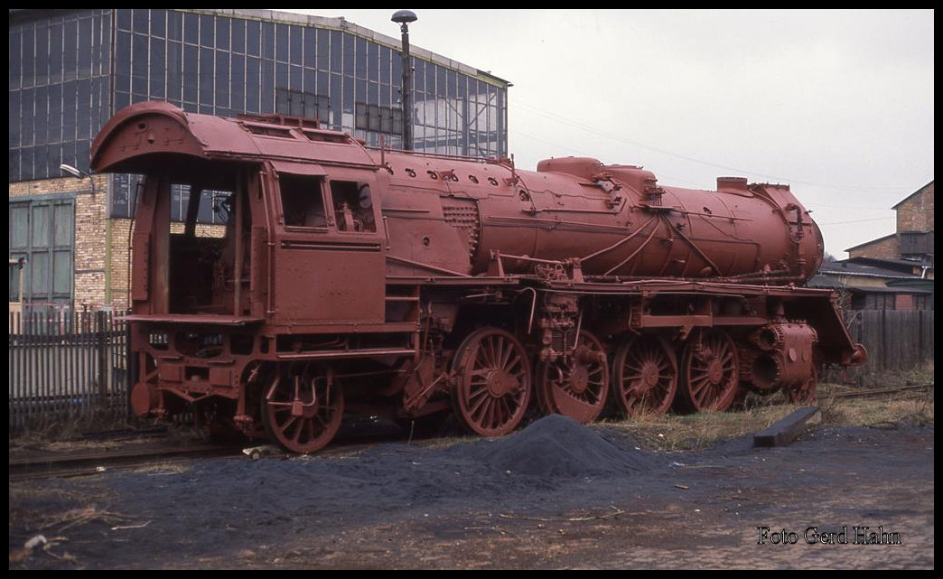 Im Rostschutzanstrich stand am 18.2.1993 die ehemalige DR 41122 auf einem Abstellgleis in Klostermansfeld.