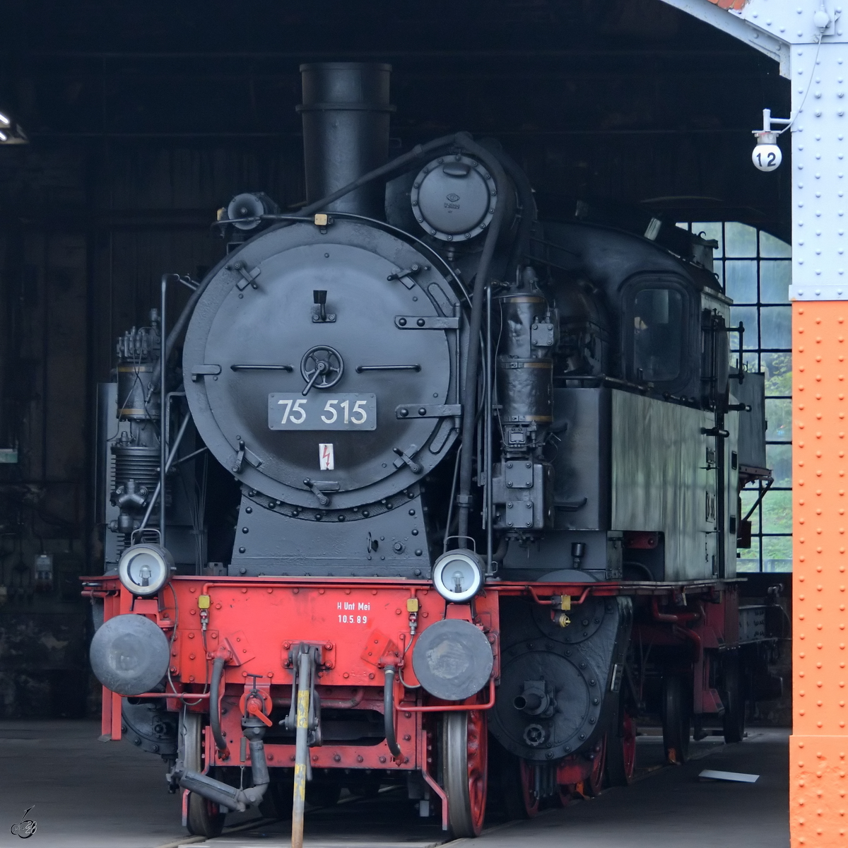 Im Rundhaus I des Sächsischen Eisenbahnmuseums in Chemnitz-Hilbersdorf befindet sich unter anderem die Dampflokomotive 75 515. (September 2020)
