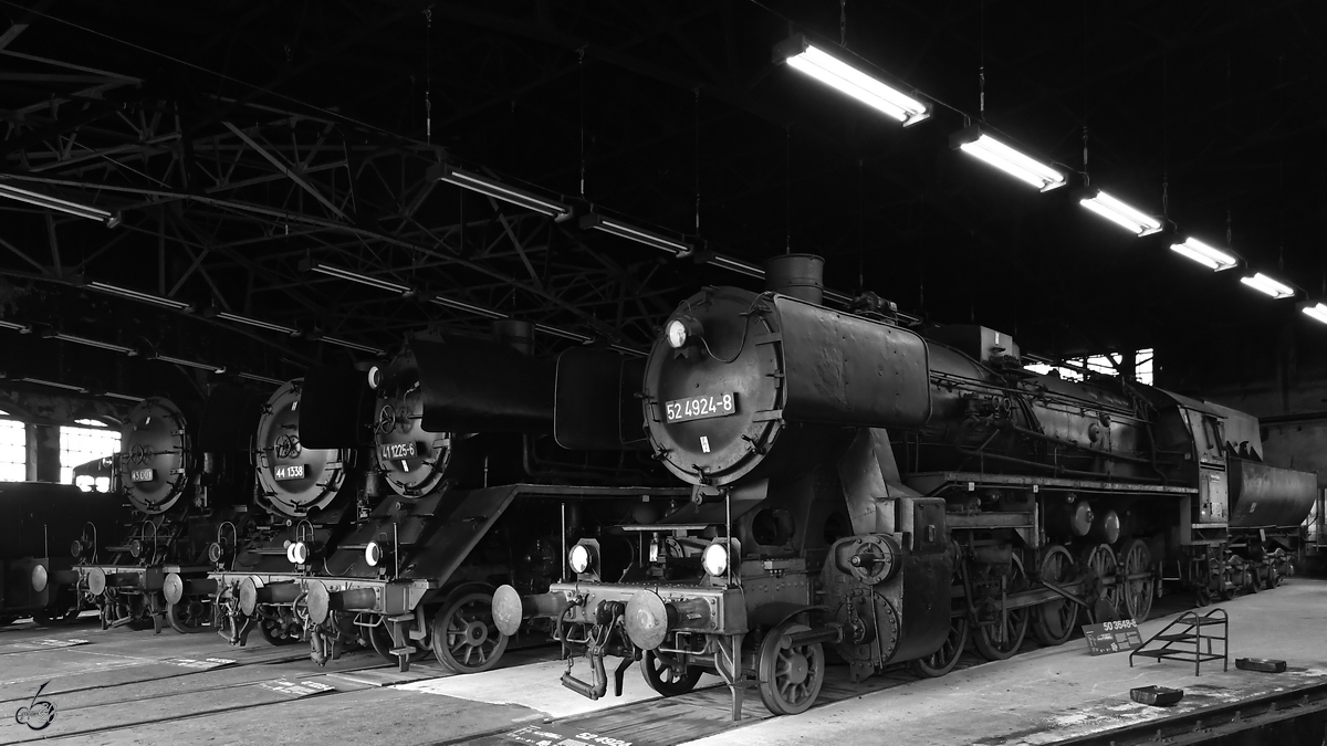 Im Rundhaus I des Sächsischen Eisenbahnmuseums in Chemnitz-Hilbersdorf waren die Dampflokomotiven 52 4924-8, 41 1225-6, 44 1338 und 43 001 zu sehen. (September 2020)