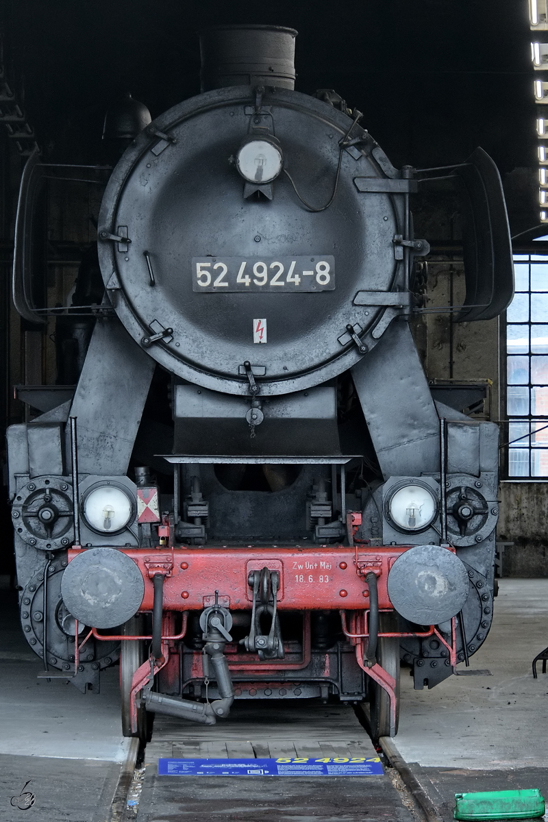 Im Rundhaus I des Sächsischen Eisenbahnmuseums in Chemnitz-Hilbersdorf ist die Dampflokomotive 52 4924-8 ausgestellt. (September 2020)