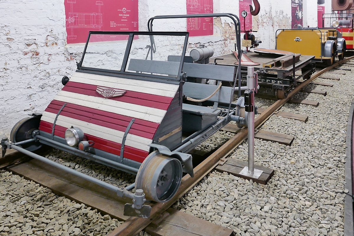 Im Rundlokschuppen des Südbahnmuseums am Bahnhof Mürzzuschlag befindet sich eine große Draisinensammlung, 07.07.2019 