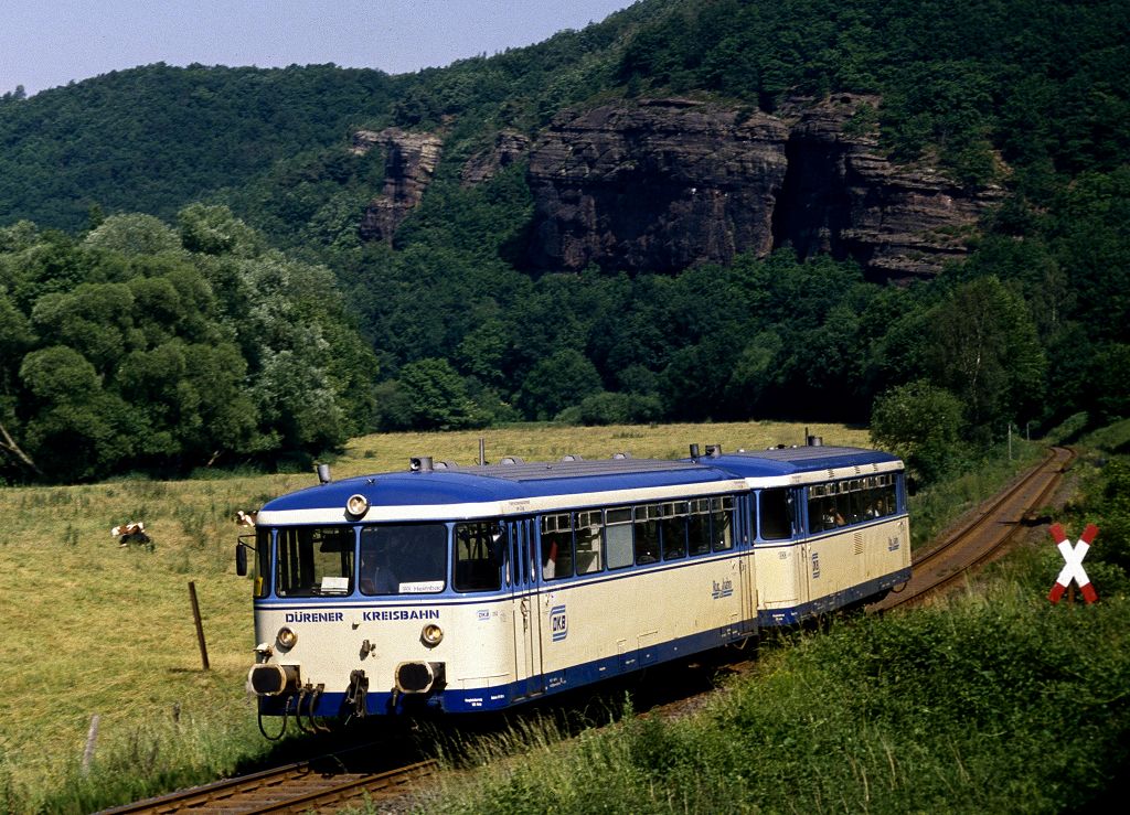 Im Rurtal bei Hausen am 04. Juni 1994 mit einem DKB-Schienenbus auf dem Weg nach Heimbach.