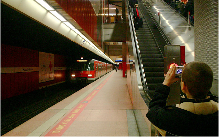 Im S-Bahnhof Stuttgart Hauptbahnhof. 

12.02.2006 (M)