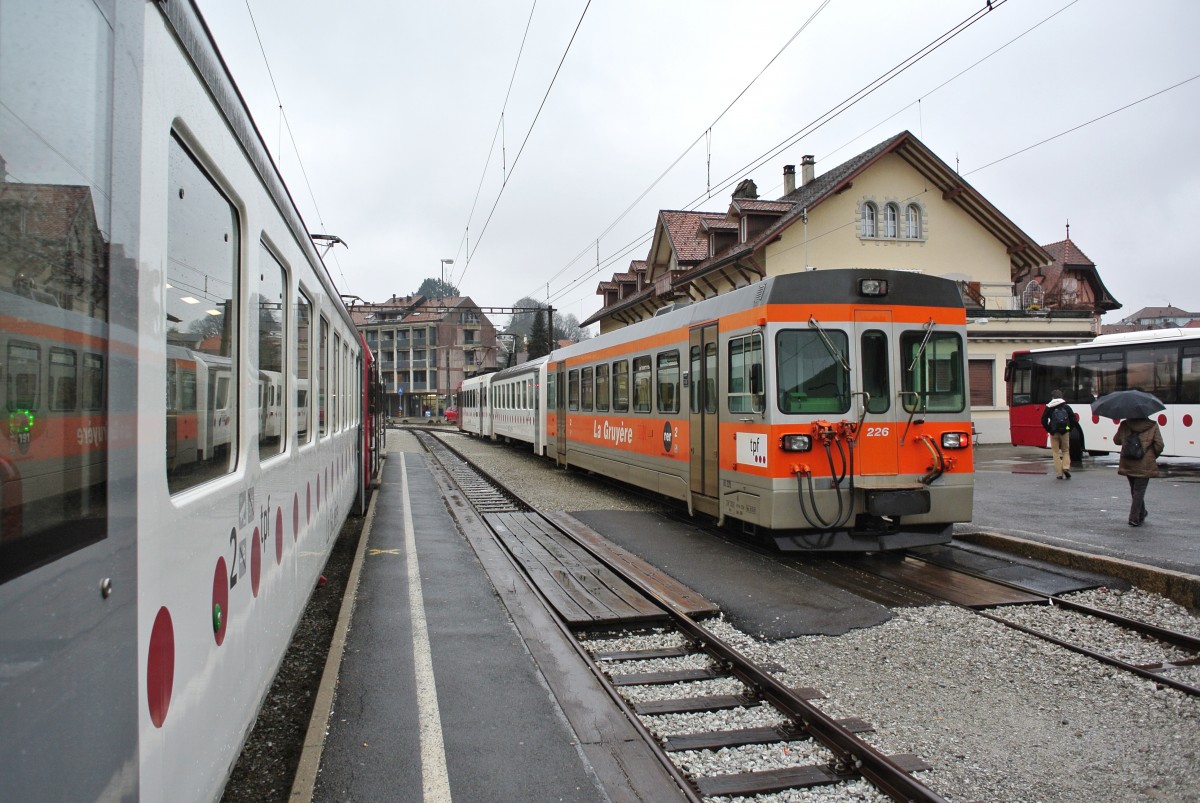 Im Sackbahnhof von Chtel-Saint-Denis wenden die TPF Zge: links der Regio Palzieux-Bulle (im Bild der B207), rechts der Regio Bulle-Palzieux mit dem Bt 226, 14.01.2014.