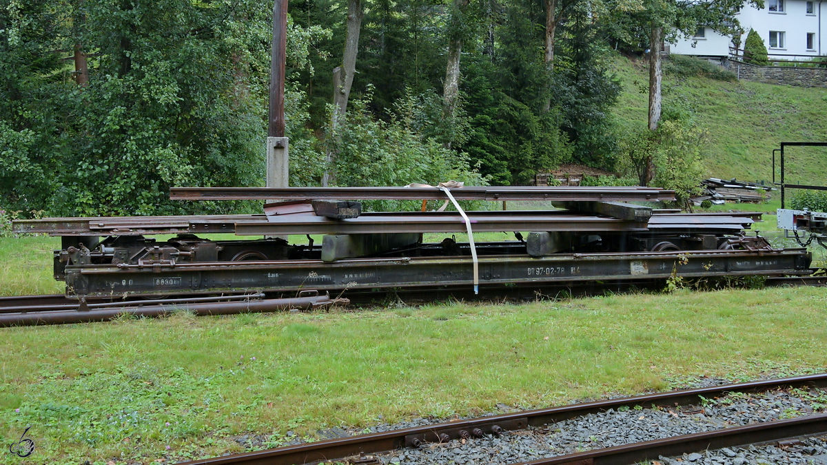 Im sächsischen Schmalspurbahnmuseum Rittersgrün stand Ende September 2020 dieser mit Schienen beladener Rf4-Altbaurollwagen (97-02-78). Das Fahrzeug ist mit einer noch funktionstüchtigen Heberleinbremse ausgerüstet.