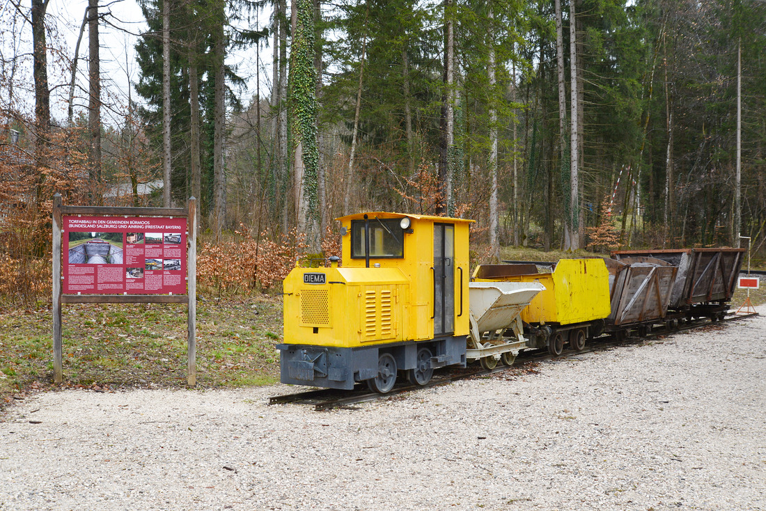 Im Salzburger Freilichtmuseum in Großgmain steht diese Torfbahn-Garnitur als Denkmal ausgestellt.
Das Bild wurde am 1. April 2018 aufgenommen.