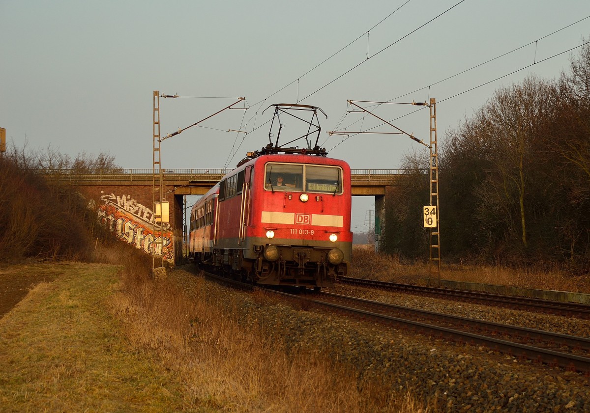 Im Sandwich mit N-Wagen als RE8 Verstärker nach Kaldenkirchen kommt die 111 013-9 mit der 111 096 aus der Noithausener Kurve in Richtung Gubberath gefahren. Am Donnerstag den 19.2.2015