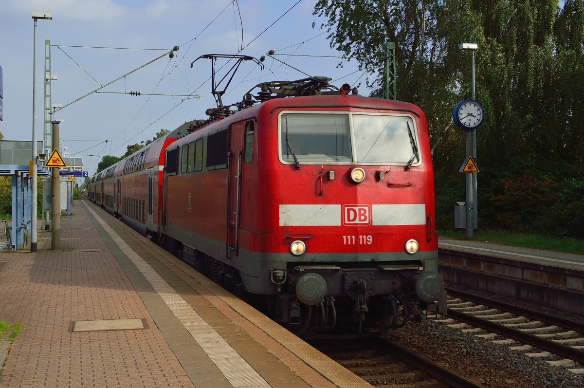 Im Sauseschritt durch den Bahnhof Bttgen ist die 111 119 am Montag den 23.9.2013 auf ihrer Fahrt nach Aachen Hbf zu sehen.