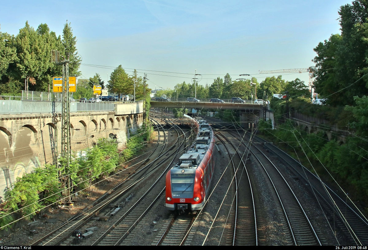 Im schattigen Trog verlassen 423 336-7 und 423 ??? der S-Bahn Stuttgart als S5 von Bietigheim-Bissingen nach Stuttgart Schwabstraße das südliche Gleisvorfeld des Bahnhofs Ludwigsburg.
Aufgenommen vom  Gießhaus-Steg .
[26.7.2019 | 8:48 Uhr]
