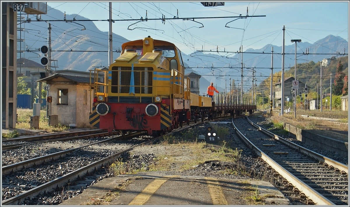 Im  schlechten  Licht rangiert in Domodossola eine dreiachsige Henschel Lok mit eine Gleisbauzug.
26. Okt. 2015 