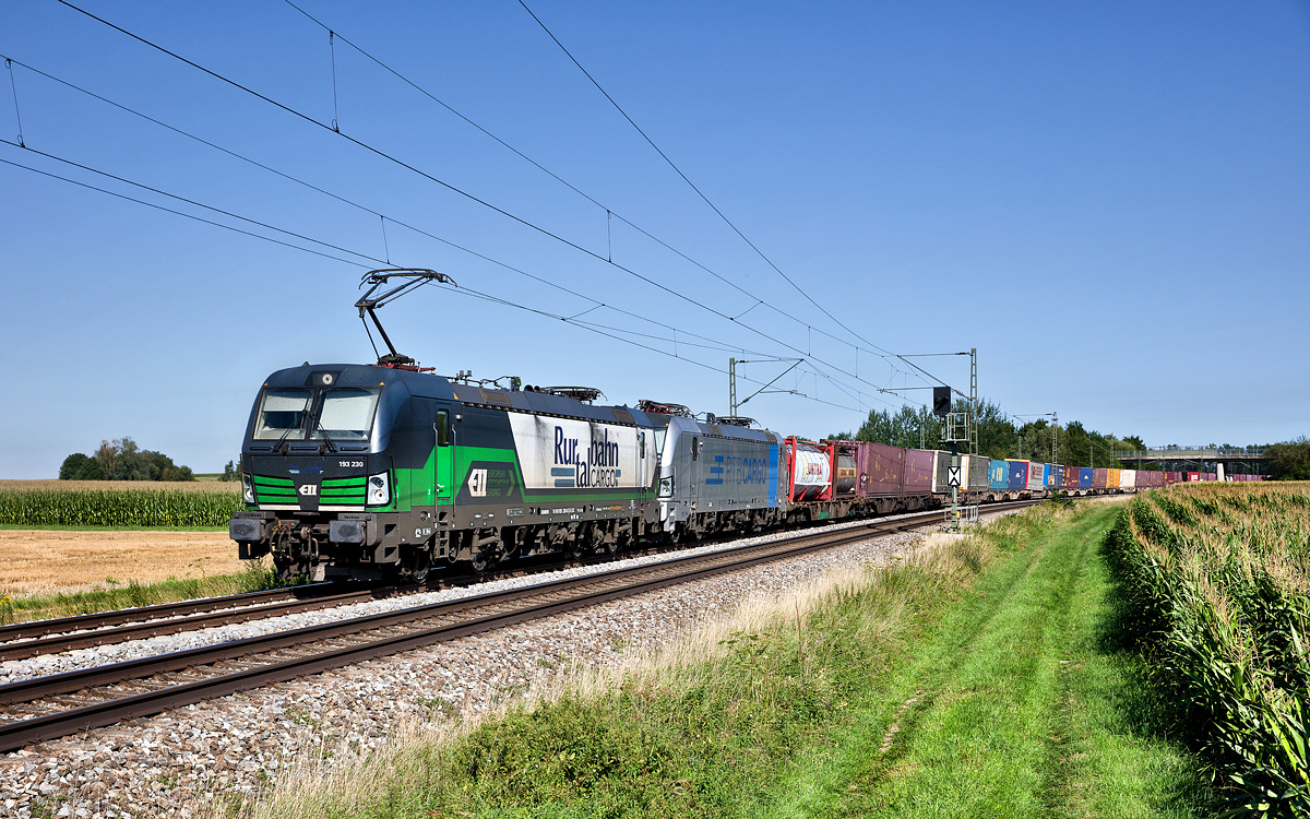Im Schlepp mit der RTB 193 816-6 fährt die 193 230 mit einem Containerzug in Niedermünchsdorf vorüber.Bild vom 5.8.2017