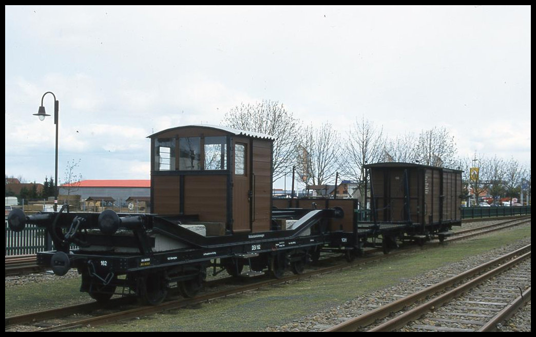 Im schmalspurigen Bereich des Bahnhof Bruchhausen Vilsen stand am 13.4.2001 dieser interessante Schmalspur Zwischenwagen mit Pufferbohle für Normalspur Fahrzeuge.