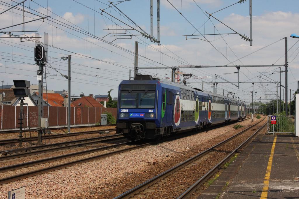 Im schnellen Vorortverkehr von Paris ist dieser Doppelstock ET 20569 am 16.6.2015 unterwegs und fährt hier ohne Halt durch den Pariser Vorortbahnhof Chelles.