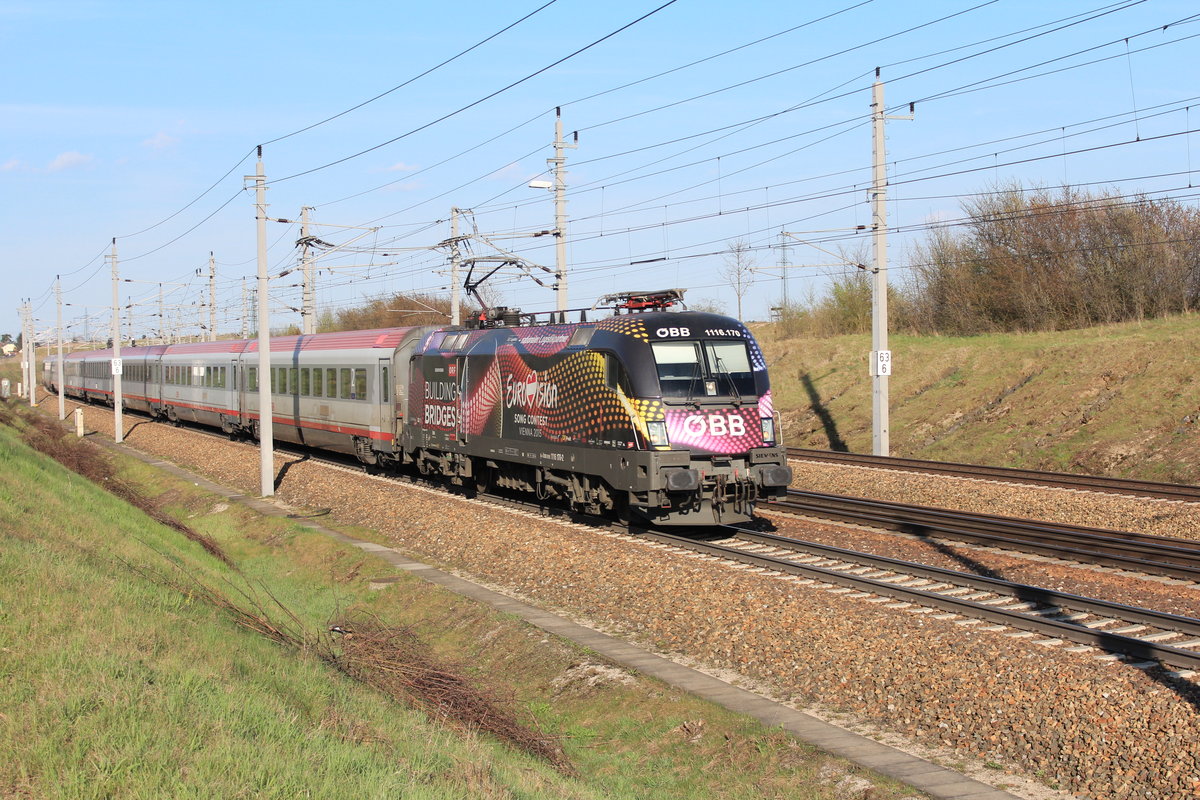 Im schönen Nachmittagslicht des 14.4.2015 fährt die 1116 170 mit dem IC742 kurz nach St.Pölten nach Salzburg Hbf.
