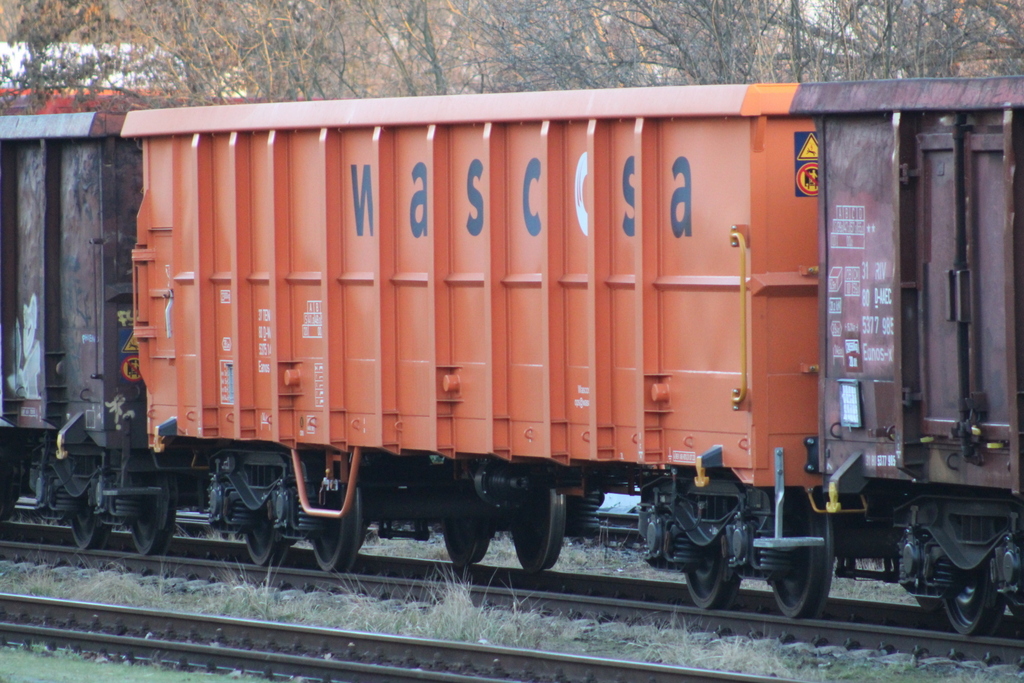 Im schönen orange stand der Eanos Wagen von Wascosa am Morgen des 24.02.2024 in Rostock-Bramow.
