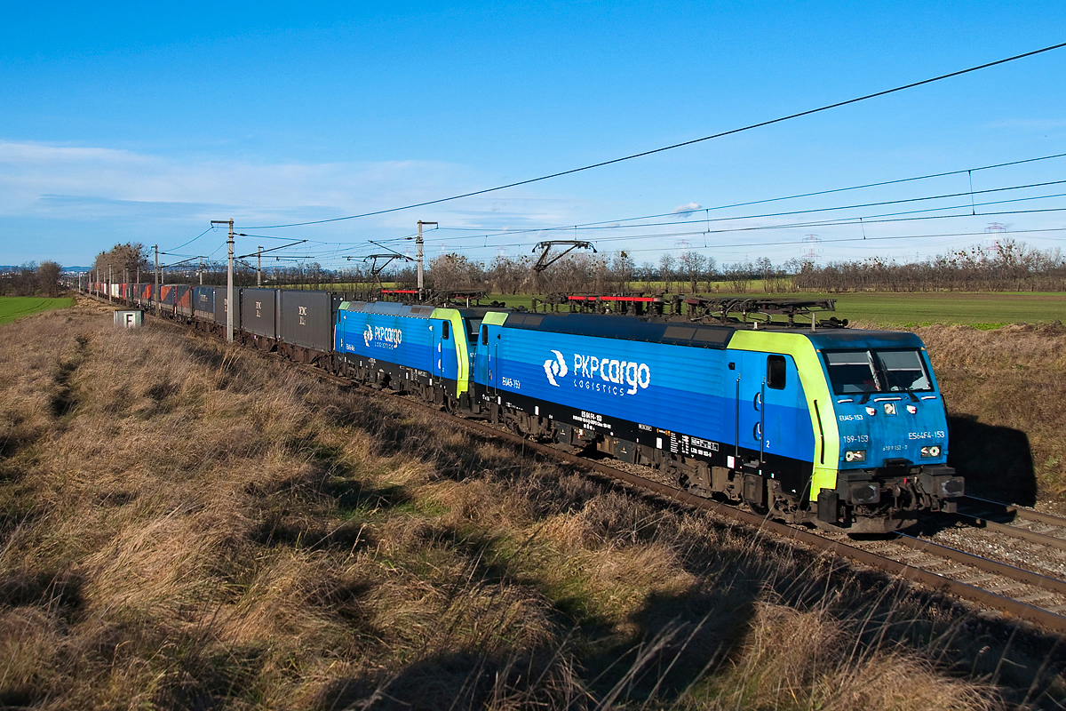 Im schönen Sonnenlicht konnte am frühen Nachmittag des 19.12.2014 der PKP Cargo Containerzug zwischen Himberg und Gramatneusieldl fotografisch festgehalten werden.