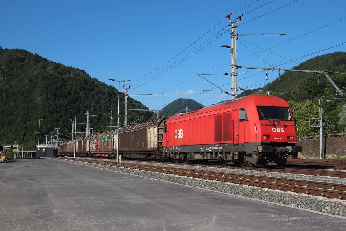 Im schönsten Abendlicht des 12.6.2020 steht die 2016 085 mit dem NG62755 nach Graz Vbf im Zugausgangsbahnhof Frohnleiten und wartet auf die Abfahrt.