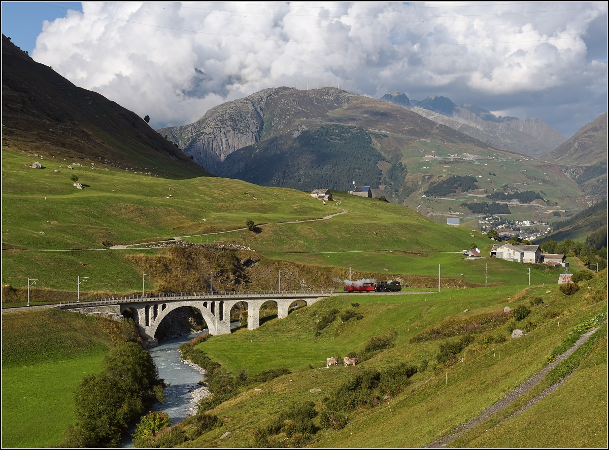 Im schönsten Licht passiert die Vietnamesin HG 4/4 704 die Furkareussbrücke. Die dunklen Wolken im Nacken des Fotografen hatten Platz gelassen für die Sonne auf die schöne Szene. Hospental, September 2018.