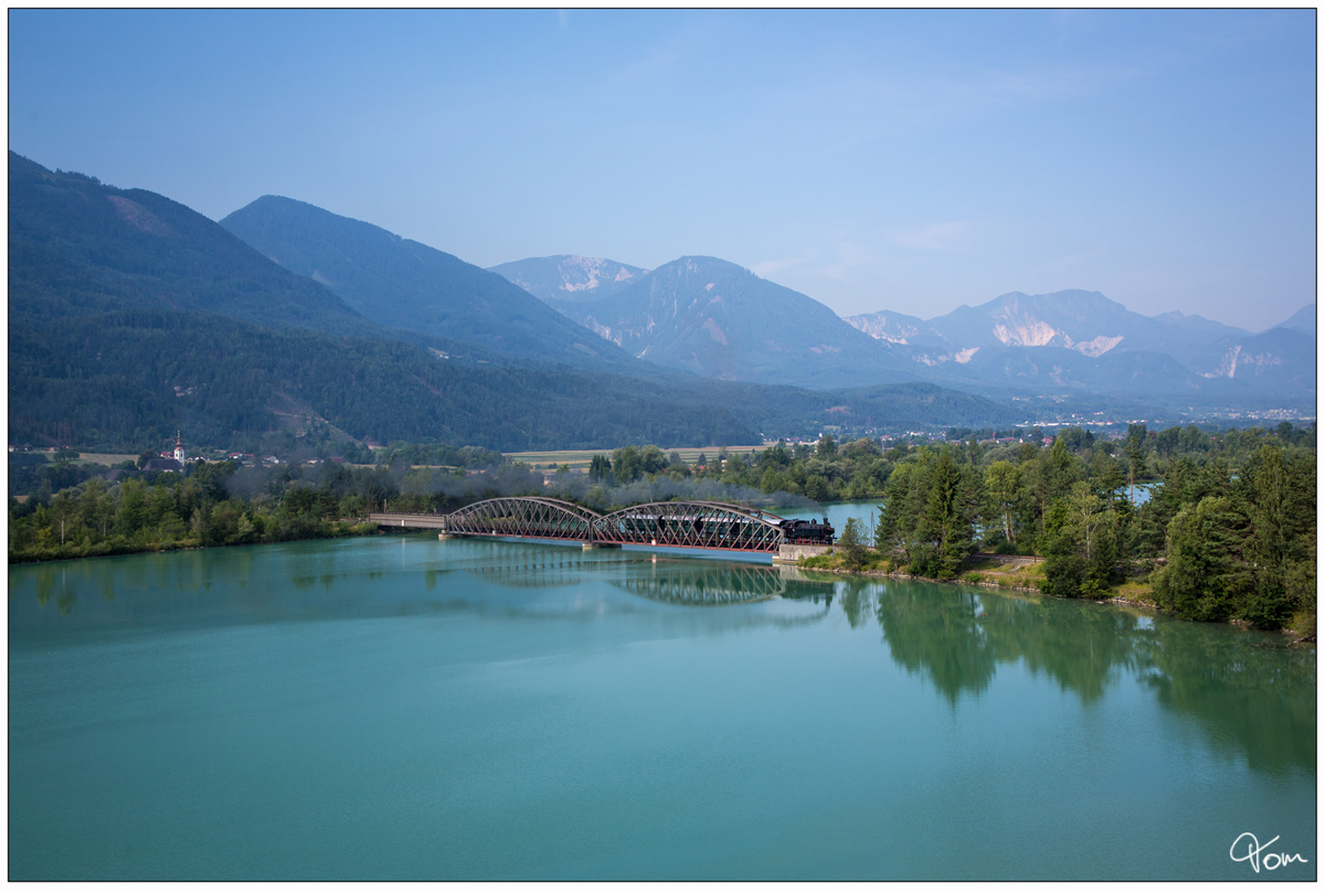 Im schönsten Morgenlicht, rollt die Dampflok 93.1332 über den Ferlacher Stausee, nahe Weizelsdorf. 
26.07.2019