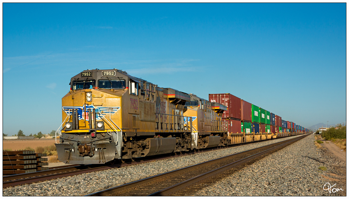 Im schönsten Morgenlicht, ziehen die beiden Union Pacific Loks No.7952 (AC45) + No.2798 (AC45) diesen Containerzug aus Casa Grande.
17 Oktober 2019