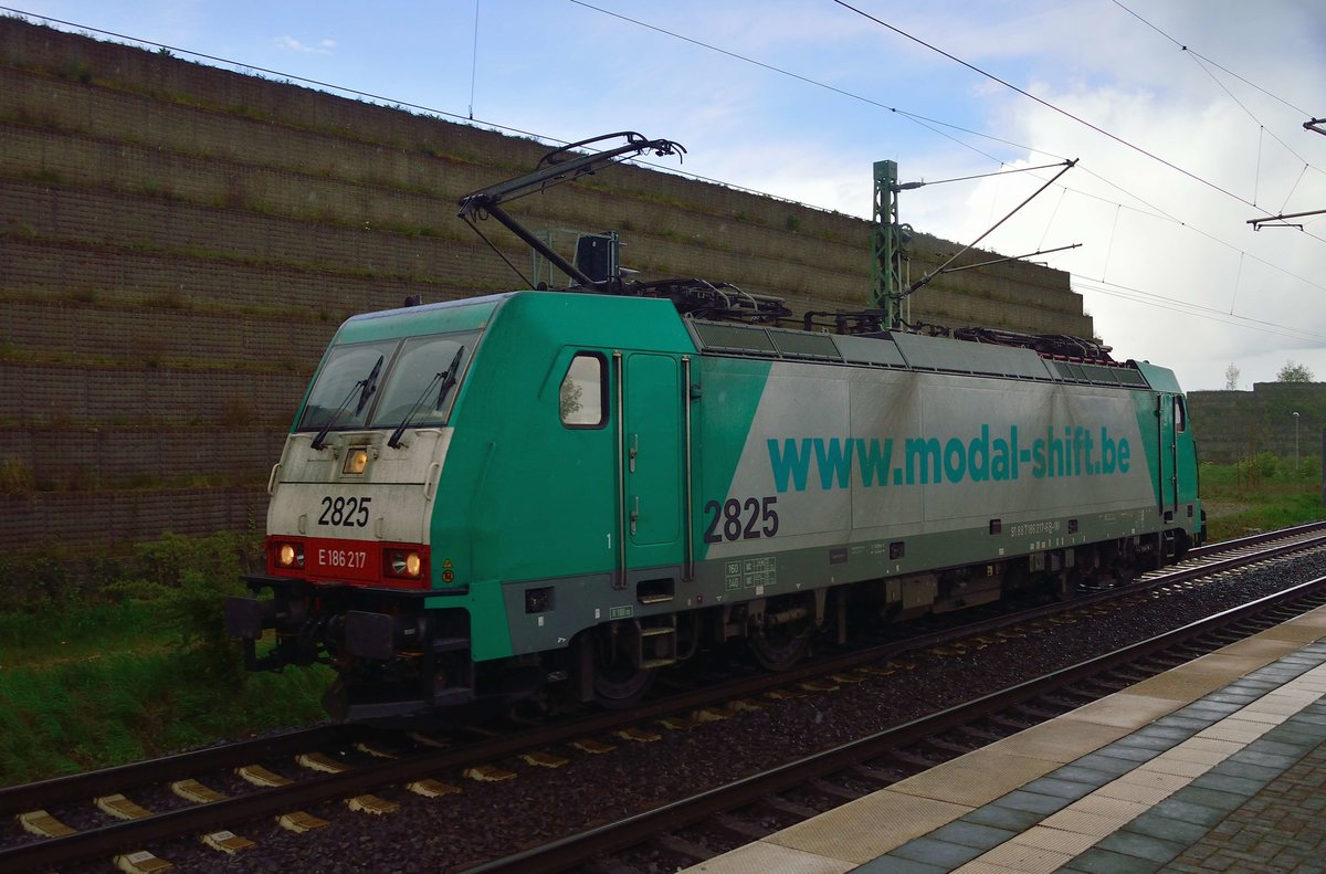 Im schönsten Regenschauer kommt die COBRA 2825 LZ durch Allerheiligen gen Köln gefahren. Sonntag den 24.4.2016