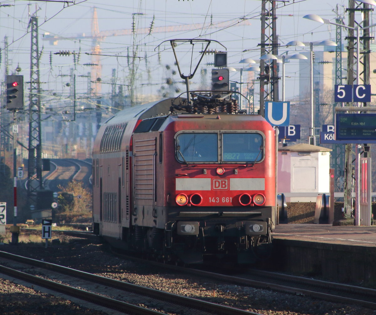 Im schönsten Sonnenlicht zeigt sich 143 661 mit dem RB 27 (Koblenz Hbf - Köln Hbf) am Haken.

Köln Messe/Deutz, 03. Dezember 2016
