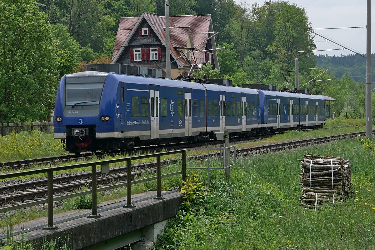 Im Schussentobel bei Kilometer 163.2 passieren 426 043-6 und ein unerkannt gebliebener 426er der Bodensee-Oberschwaben-Bahn am 20.05.2023 als RB 91 / 87570 Durlesbach auf der Fahrt von Friedrichshafen-Hafen nach Aulendorf
