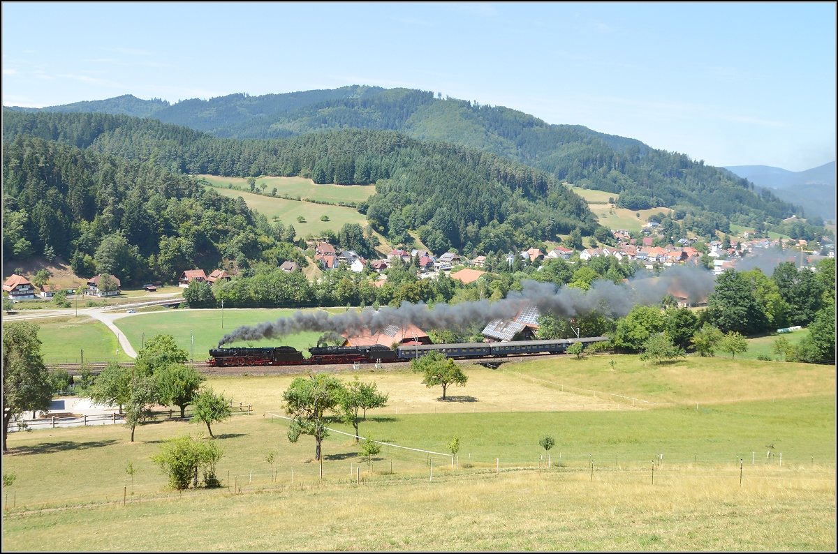 Im Schwarzwaldtal. 01 202 und 001 150-2 erklimmen die steilste Stelle der Schwarzwaldbahn bei Gutach. August 2015.