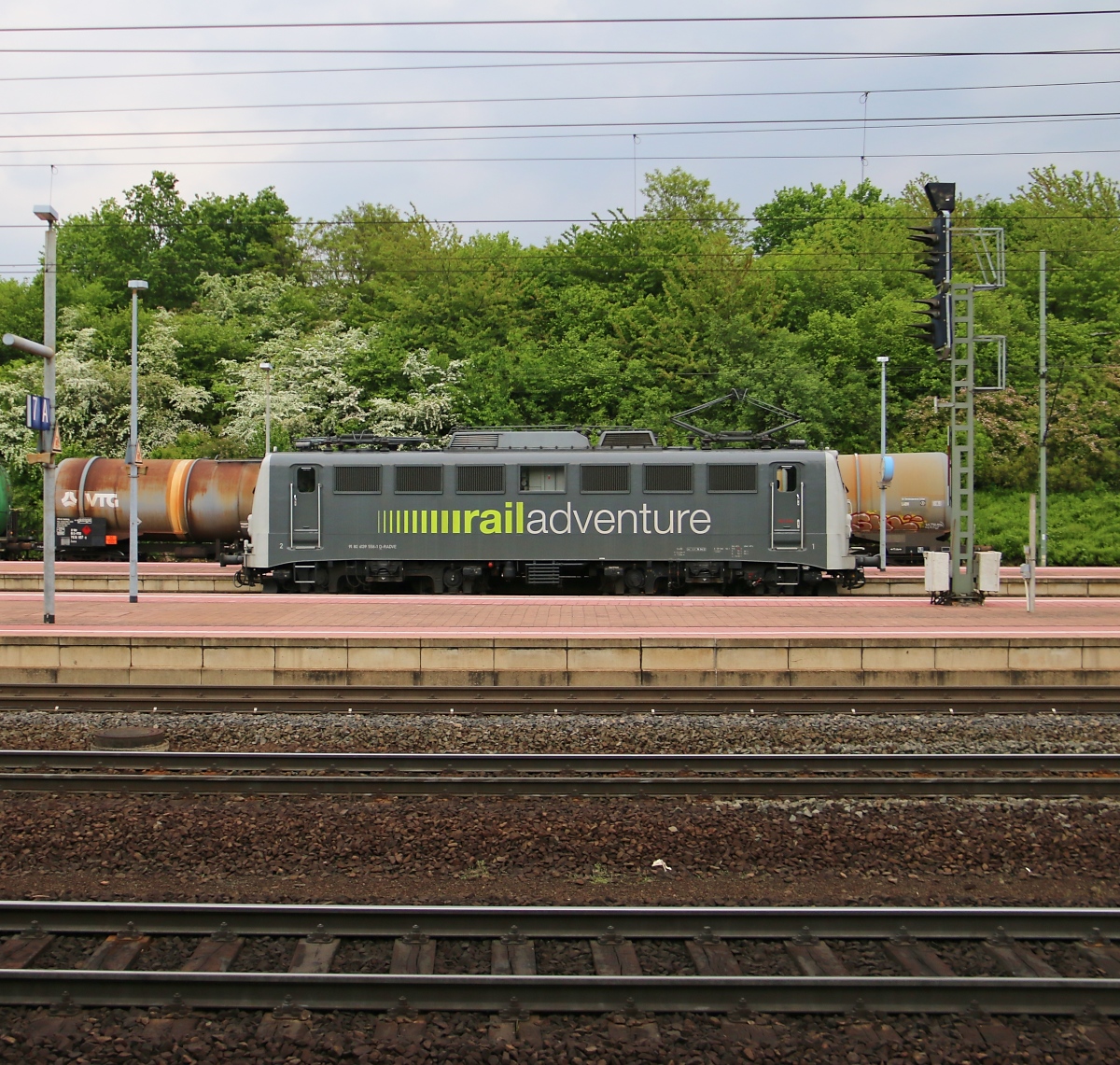 Im Seitenprofil: 139 558-1 von Railadventure in Kassel-Wilhelmshöhe. Aufgenommen am 17.05.2016.