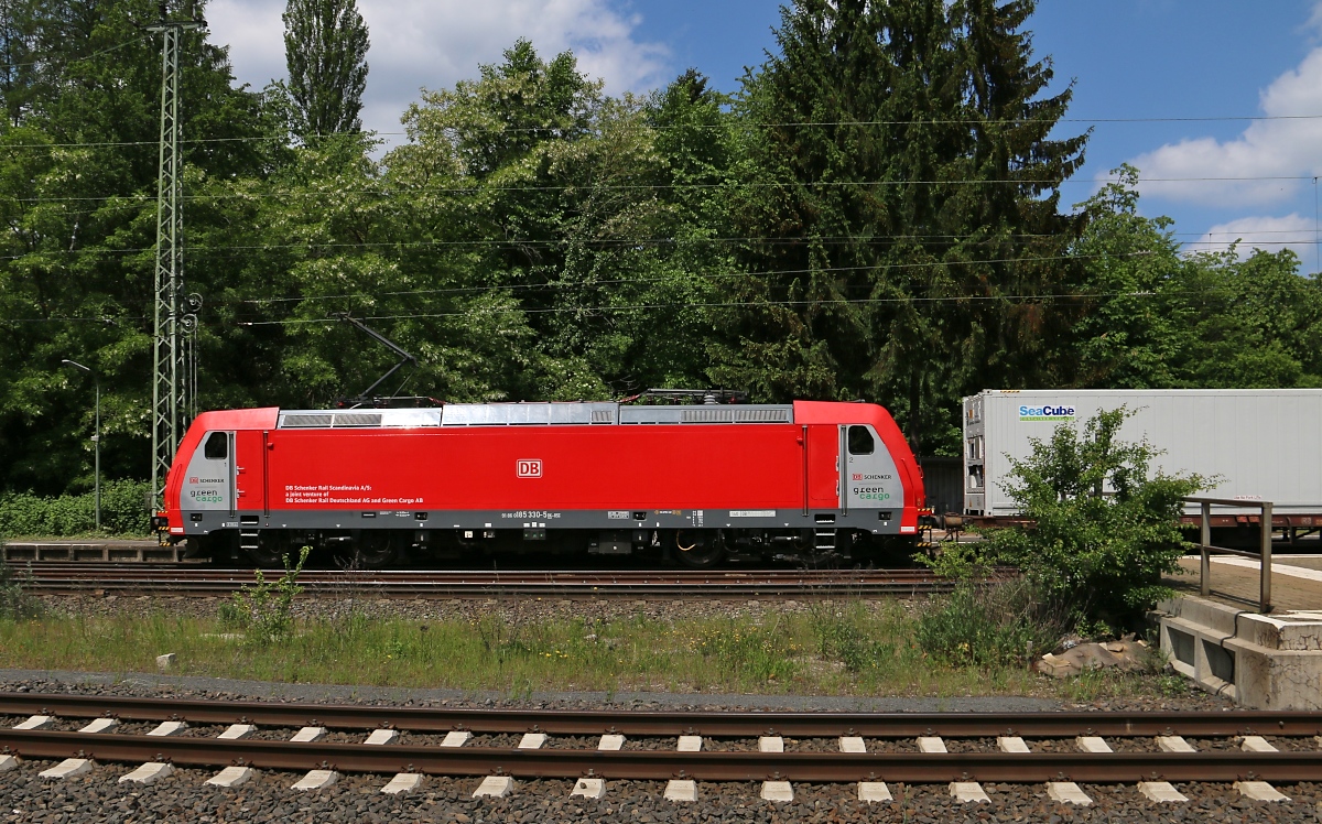 Im Seitenprofil: 185 330-5 rollt mit einem Containerzug in Eichenberg langsam auf ein rotes Signal zu. Aufgenommen am 04.06.2015.
