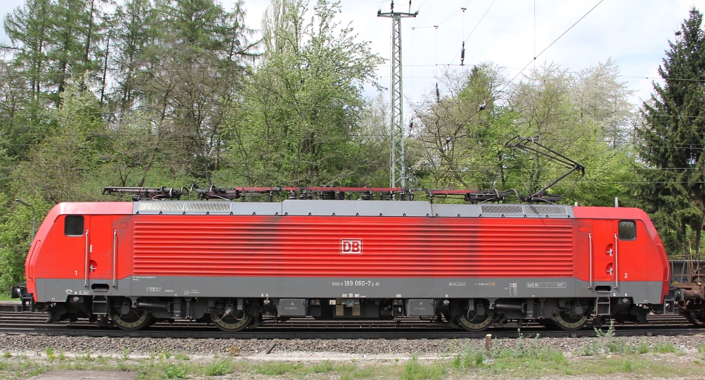 Im Seitenprofil: 189 060-7 mit gemischtem Gz in Fahrtrichtung Sden. Aufgenommen am 08.05.2013 in Eichenberg.