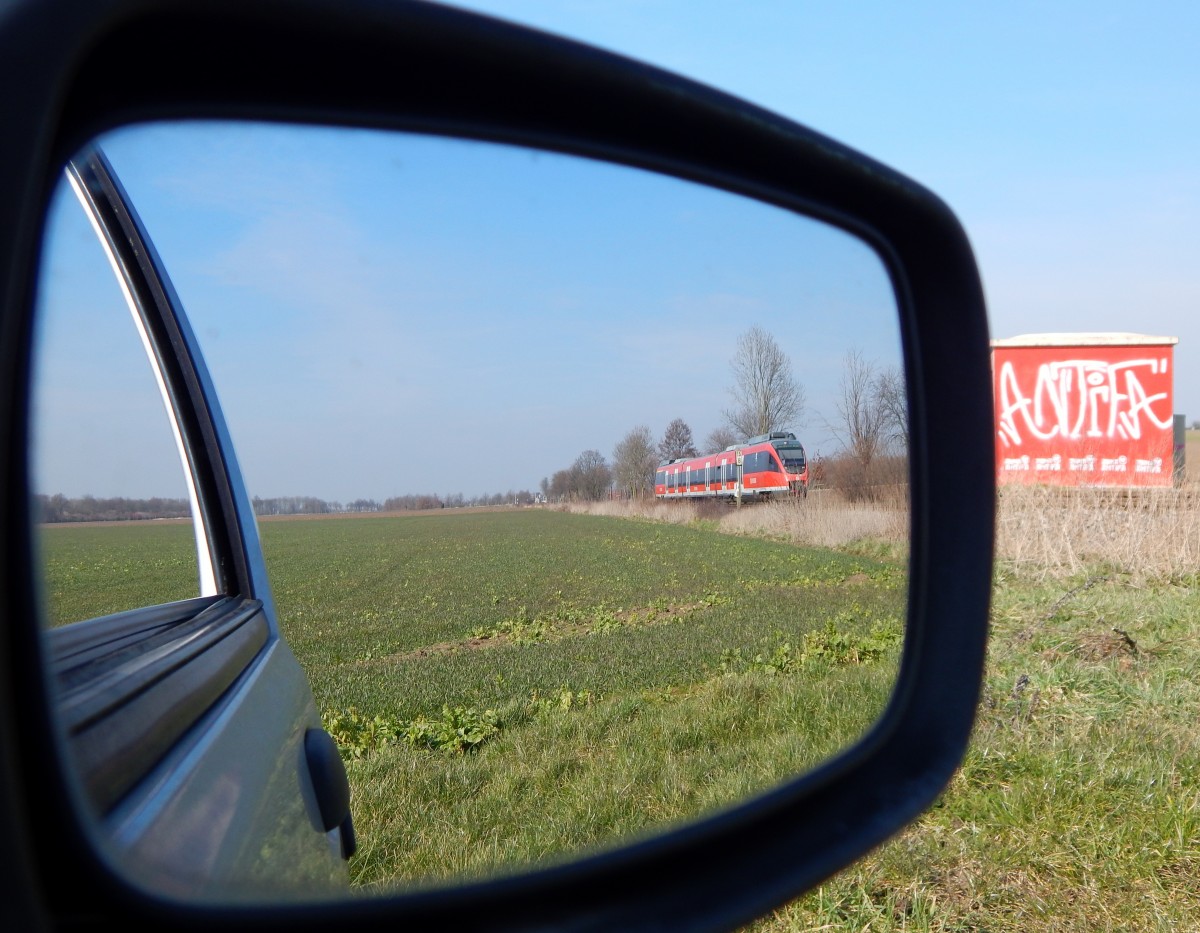 Im Seitenspiegel meines Ford Fiesta spiegelte sich ein 644er als RB38 in Kapellen.

Kapellen 10.03.2016