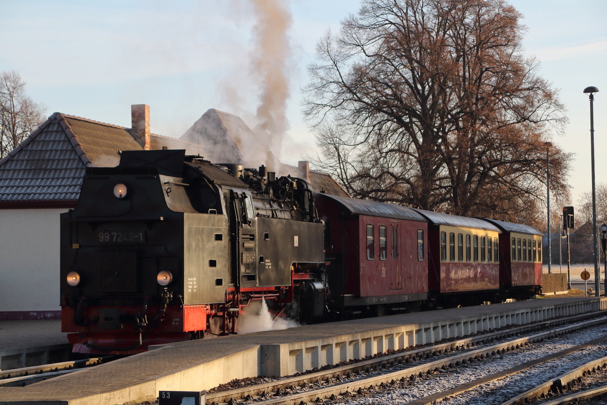 Im Selketal gibt es im Winterfahrplan nur einen Umlauf mit Dampflok. Hier ist der Zug auf seiner zweiten Fahrt des Tages, als P8960 (Harzgerode - Quedlinburg) zu sehen. Zuglok war an diesem Tag die  Brockenlok  99 7243-1, für die der kurze Zug keine Mühe darstellte. Diese Lok sollte es auch sein, die mich später auf dem Führerstand bis nach Alexisbad bringt.

Gernrode, 17. Dezember 2016