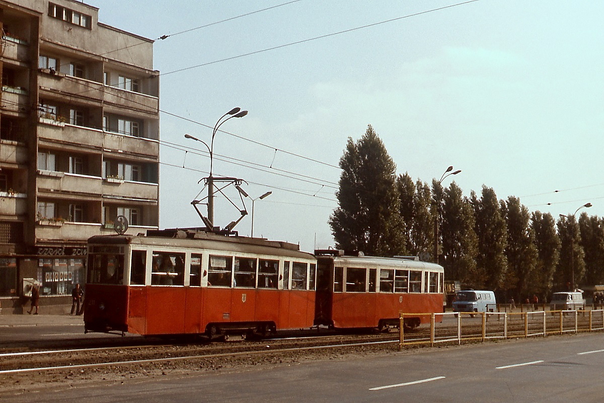 Im September 1976 ist ein Zweiwagenzug der Straßenbahn Szczecin/Stettin auf der Linie 3 unterwegs. Diese Zweiachser des Typs N1 basierten auf den deutschen Kriegsstraßenbahnwagen und bildeten in den 1970er Jahren in zahlreichen polnischen Städten das Rückgrat des Straßenbahnverkehrs.