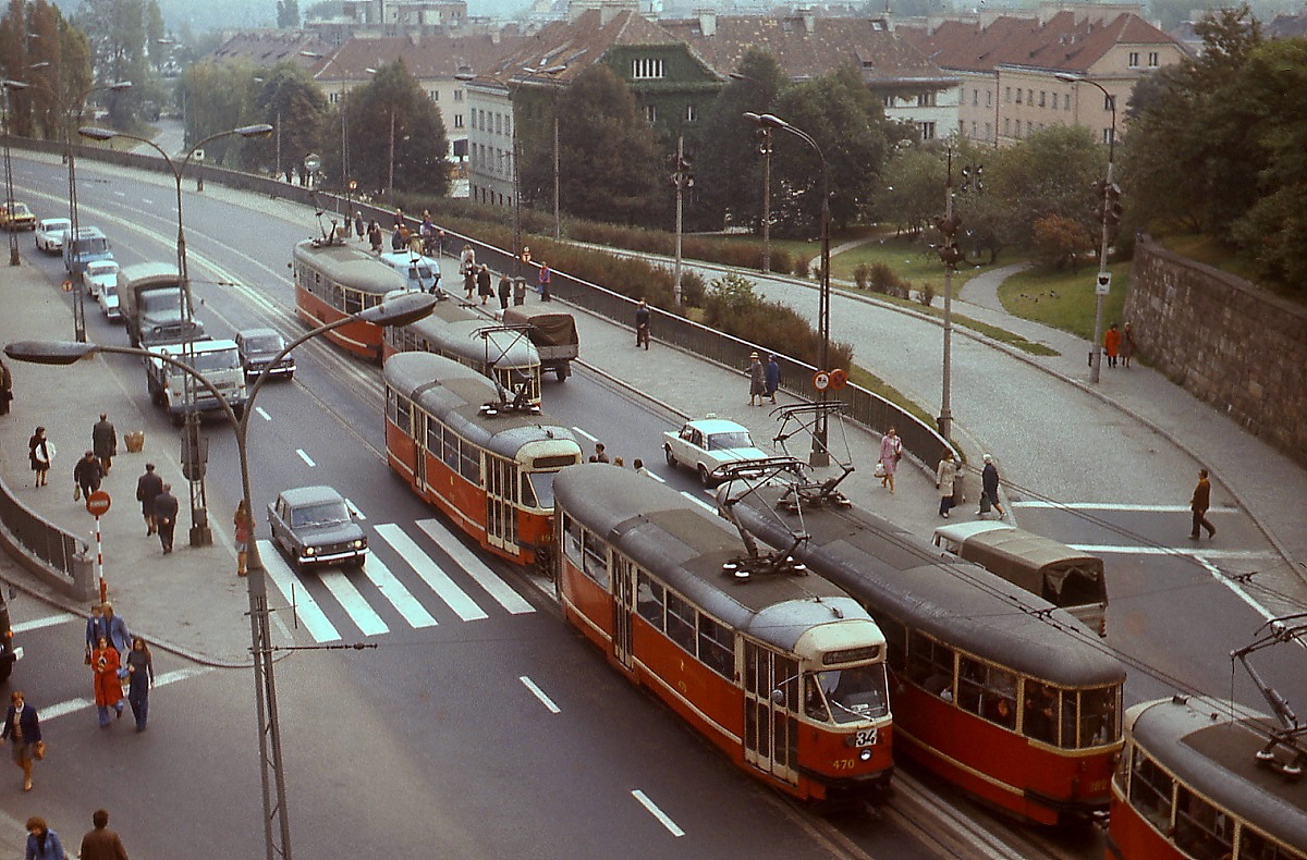 Im September 1976 verfügte die Straßenbahn in Warszawa/Warschau über einen einheitlichen Wagenpark, der aus über 800 Fahrzeugen des Typs Konstal 13 N bestand. Dabei handelt es sich um Lizenzbauten der Waggonfabrik Chorzow des Tatra-Typs T 1.