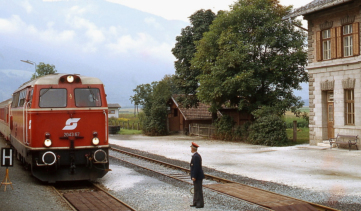 Im September 1983 noch eine alltägliche Szene auf vielen Bahnhöfen: Nach einem letzten kontrollierenden Blick wird der Bahnhofsvorsteher von Kleblach-Lind gleich seinen Befehlsstab heben und 2043.67 ihre Fahrt nach Spittal-Millstättersee fortsetzen