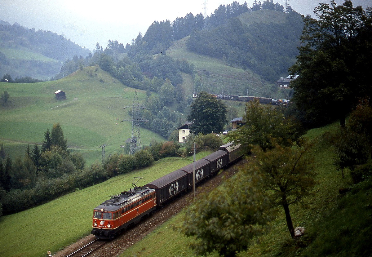 Im September 1986 fährt 1042 626-0 (ist heute noch als 1142 im Dienst) die Tauernnordrampe von Schwarzach-St. Veit hinauf ins Gasteinertal. Die Strecke wurde inzwischen durch eine zweigleisige Neubaustrecke ersetzt.