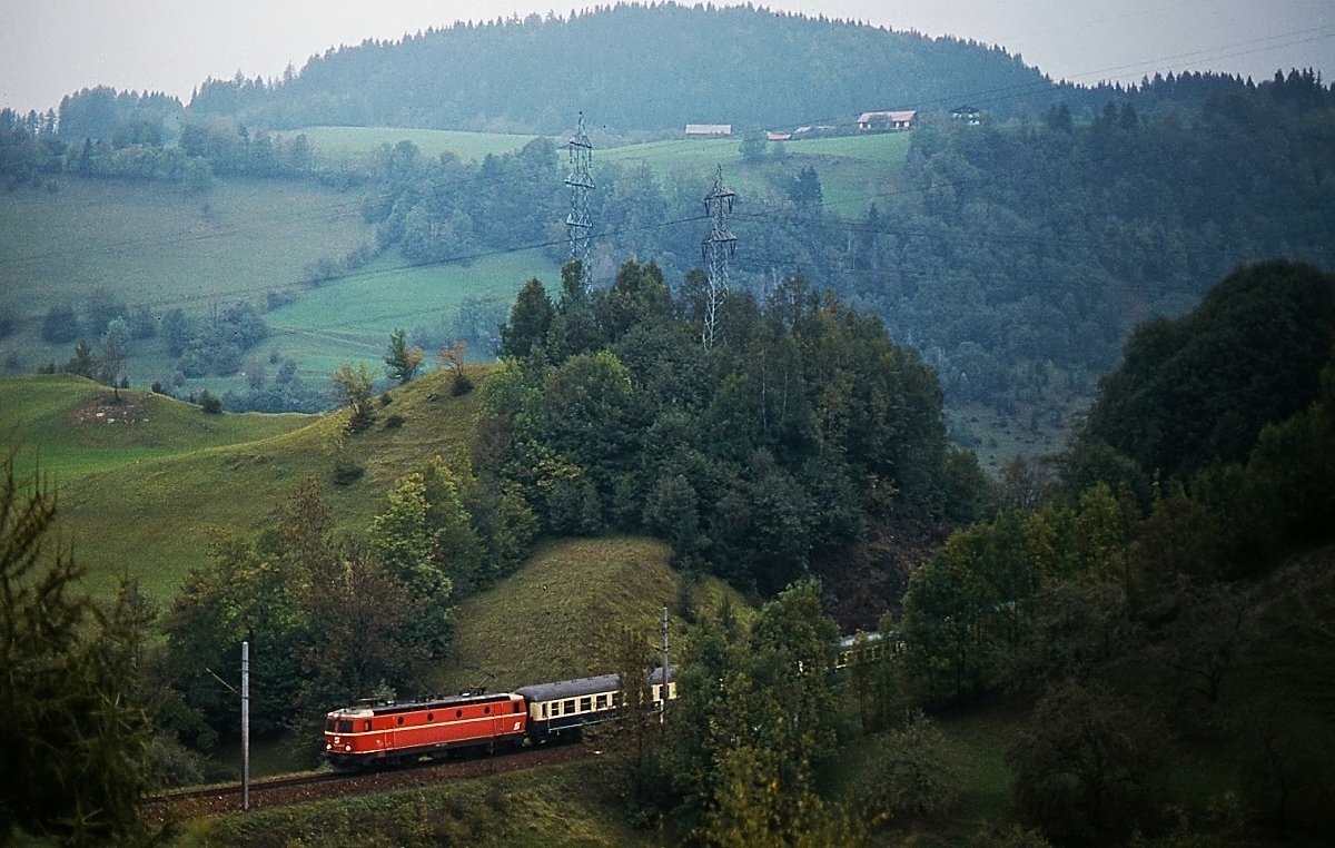 Im September 1986 fährt eine 1044 mit einem Schnellzug die Tauernnordrampe zwischen Schwarzach-St. Veit und Loifarn hinauf. Mit dem zweigleisigen Ausbau wurde dieser Abschnitt aufgelassen.