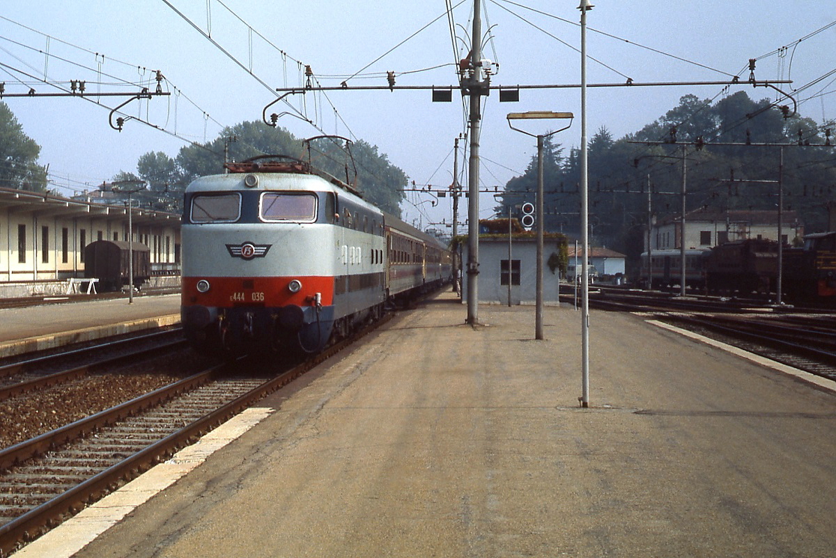 Im September 1986 fährt E 444.036 in Vicenza ein. Im Rahmen einer Modernisierung erhielten die E 444 später eine kastenartige Front und verloren damit m. E. ein großes Stück ihrer früheren Eleganz.