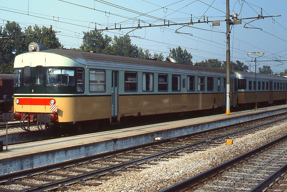 Im September 1986 steht ein ALn 668 der Ferrovia Suzzara-Ferrara (FSF) abfahrtereit in Ferrara