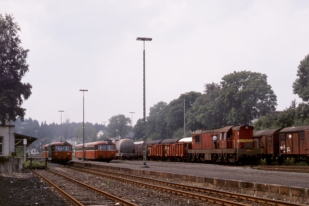 Im September 1987 gaben sich zwei DB-798 und eine CSD-Diesellok der Baureihe T669 im damals noch mit etlichen Gleisen ausgestatteten Bahnhof Selb-Plberg ein Stelldichein.