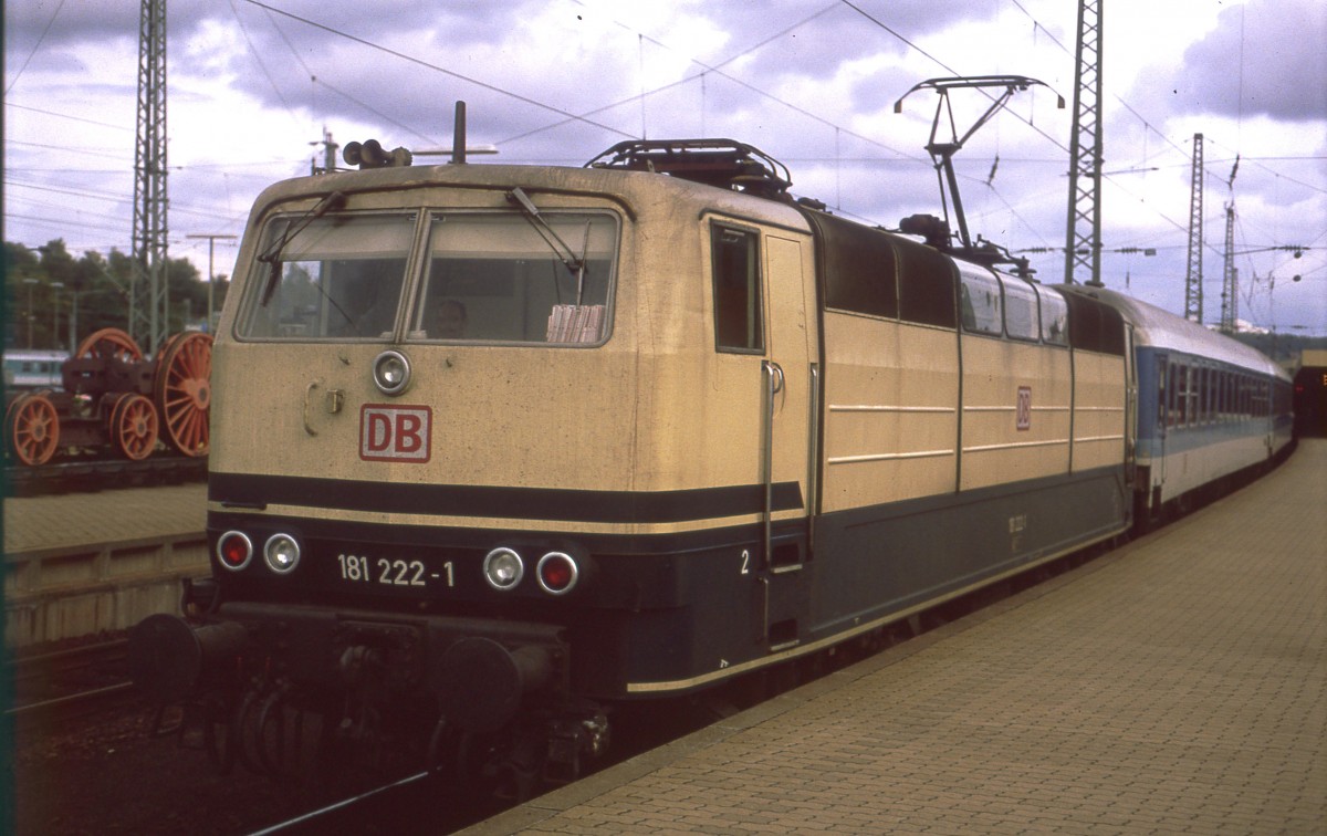 Im September 1993 entstand diese Aufnahme von 181 222-1. Sie stand vor einem Interregio Saarbrucken - Münster und wartete auf die Abfahrt. Damals konnte man jede Stunde aus einem IC/IR aus Richtung Mannheim binnen 5 Minuten in den IR/RSB über Trier nach Koblenz umsteigen. Das waren Verbindungen, von denen man heute als Reisender leider nur noch träumen kann. 